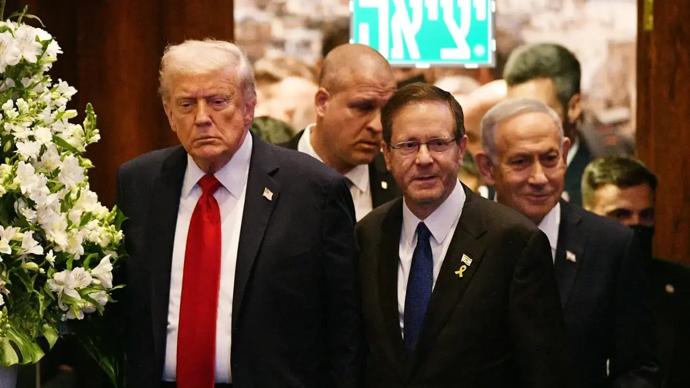 נשיא ארה"ב דונלד טראמפ, נשיא המדינה יצחק הרצוג,ראש הממשלה בנימין נתניהו, יו"ר הכנסת אמיר אוחנה, 13 באוקטובר 2025 נשיא ארה"ב דונלד טראמפ, נשיא המדינה יצחק הרצוג,ראש הממשלה בנימין נתניהו, יו"ר הכנסת אמיר אוחנה, 13 באוקטובר 2025