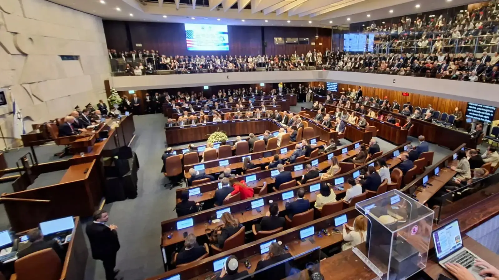 נשיא ארה"ב דונלד טראמפ, רה"מ בנימין נתניהו, יו"ר הכנסת אמיר אוחנה, 13 באוקטובר 2025 נשיא ארה"ב דונלד טראמפ, רה"מ בנימין נתניהו, יו"ר הכנסת אמיר אוחנה, 13 באוקטובר 2025