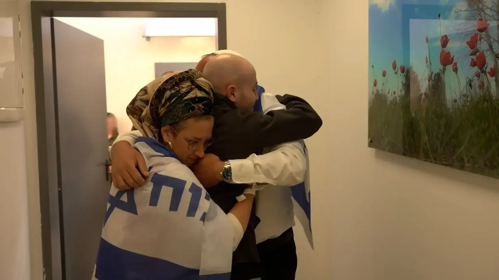 איתן מור עם הוריו בנקודת הקליטה הראשונית איתן מור עם הוריו בנקודת הקליטה הראשונית