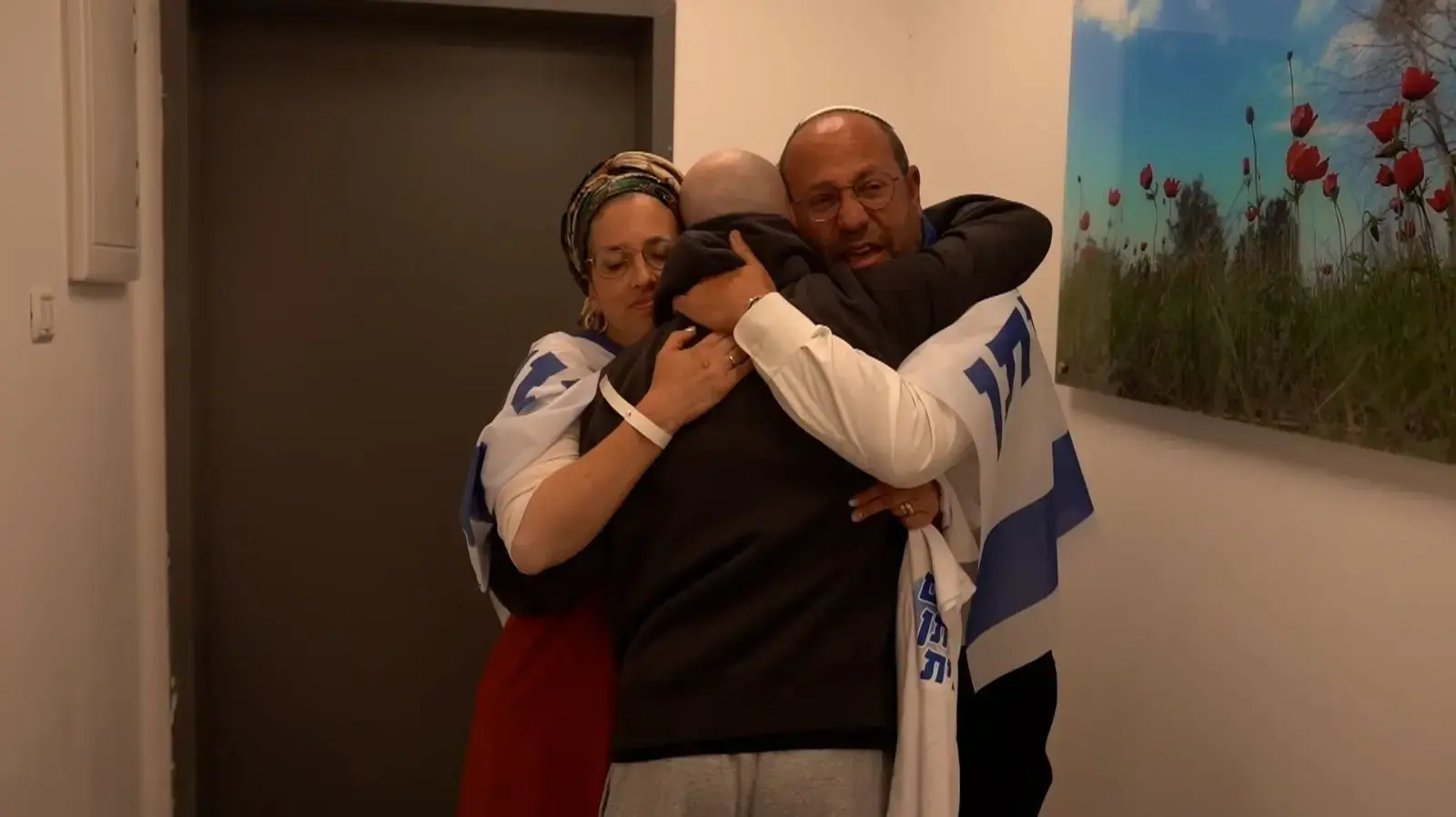 איתן מור עם הוריו בנקודת הקליטה הראשונית איתן מור עם הוריו בנקודת הקליטה הראשונית