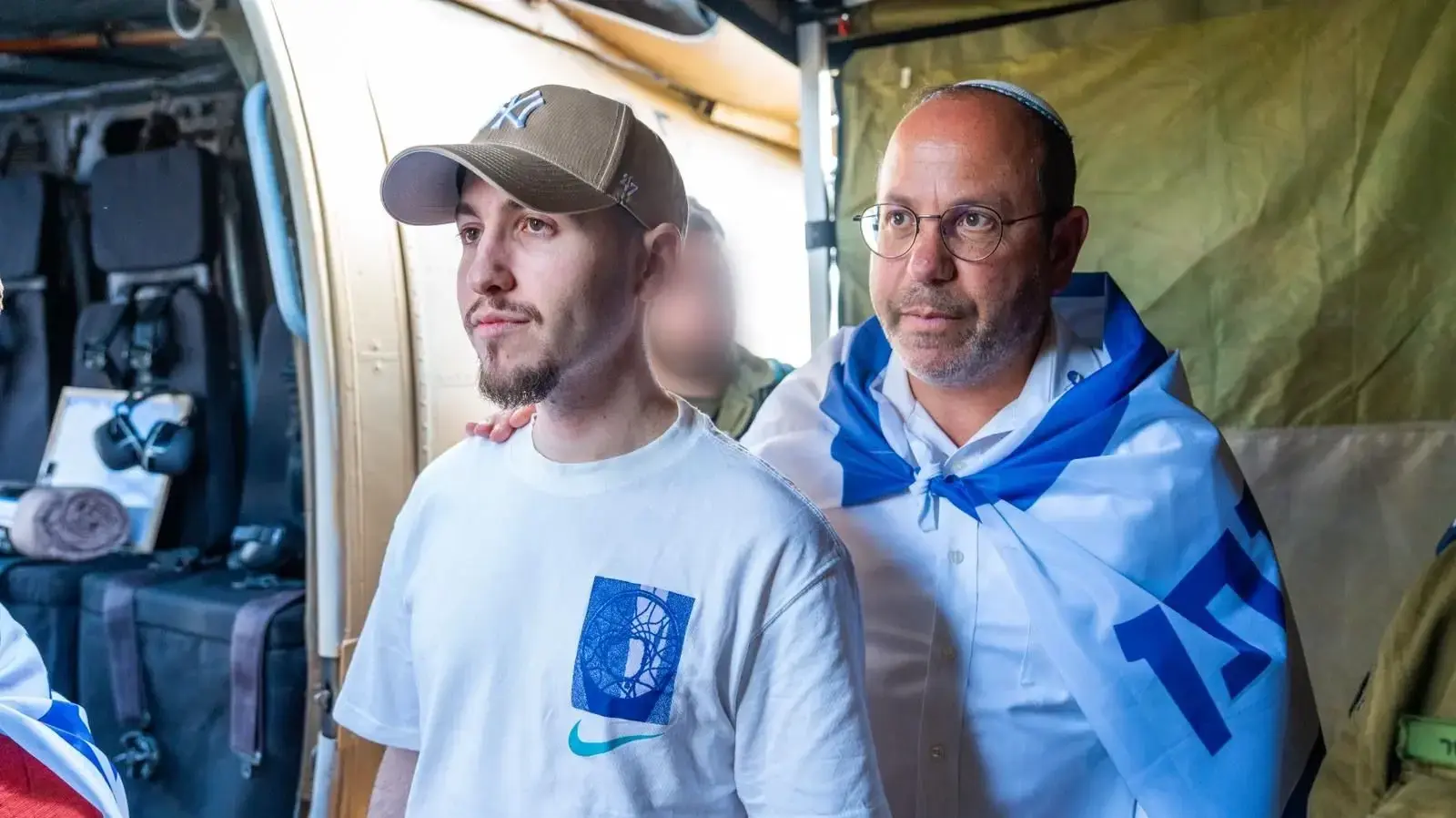 איתן מור עם הוריו בנקודת הקליטה הראשונית איתן מור עם הוריו בנקודת הקליטה הראשונית