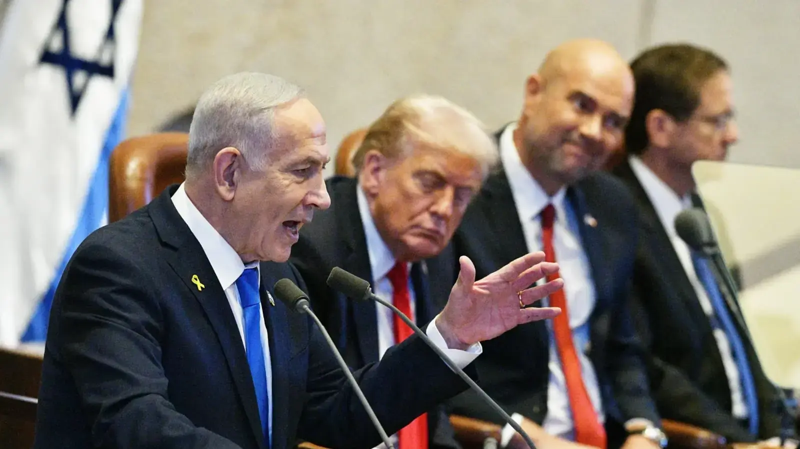 נשיא ארה"ב דונלד טראמפ, רה"מ בנימין נתניהו, יו"ר הכנסת אמיר אוחנה, 13 באוקטובר 2025 נשיא ארה"ב דונלד טראמפ, רה"מ בנימין נתניהו, יו"ר הכנסת אמיר אוחנה, 13 באוקטובר 2025