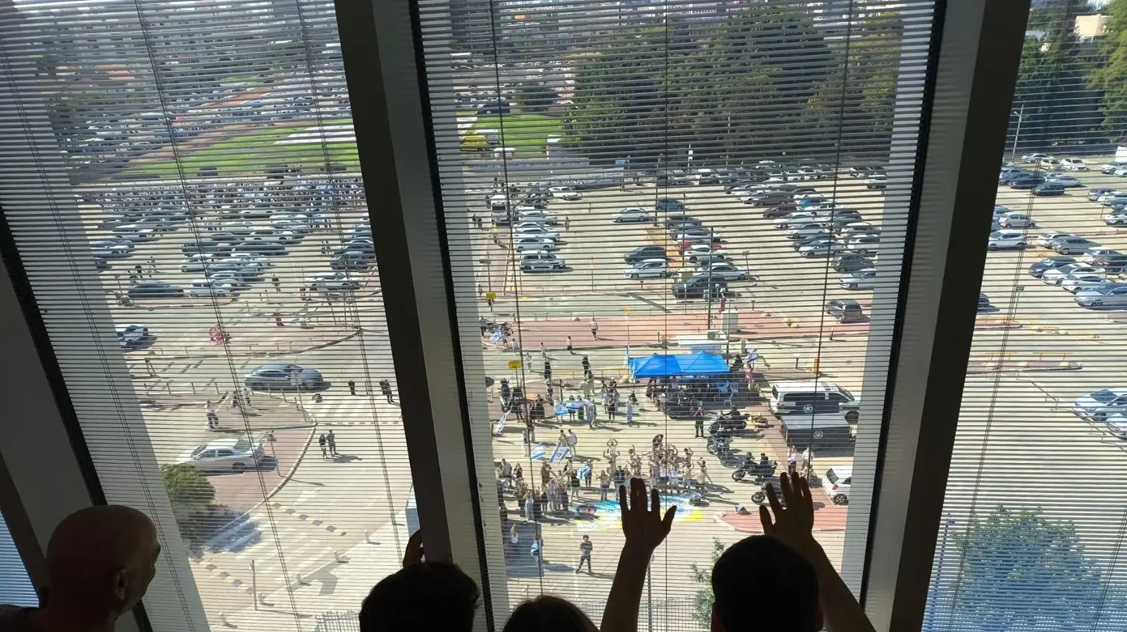 אלון אהל מנופף לחבריו דרך חלון בית החולים אלון אהל מנופף לחבריו דרך חלון בית החולים