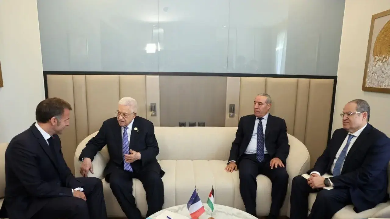 באולם הכנסים בשרם א-שייח' מגיעים מנהיגים שונים מרחבי העולם עבור הכנס כשנשיא מצרים, עבד אל-פתאח א-סיסי, מקבל את פניהם. יו"ר הרשות הפלסטינית, אבו מאזן, עם נשיא צרפת, עמנואל באולם הכנסים בשרם א-שייח' מגיעים מנהיגים שונים מרחבי העולם עבור הכנס כשנשיא מצרים, עבד אל-פתאח א-סיסי, מקבל את פניהם. יו"ר הרשות הפלסטינית, אבו מאזן, עם נשיא צרפת, עמנואל