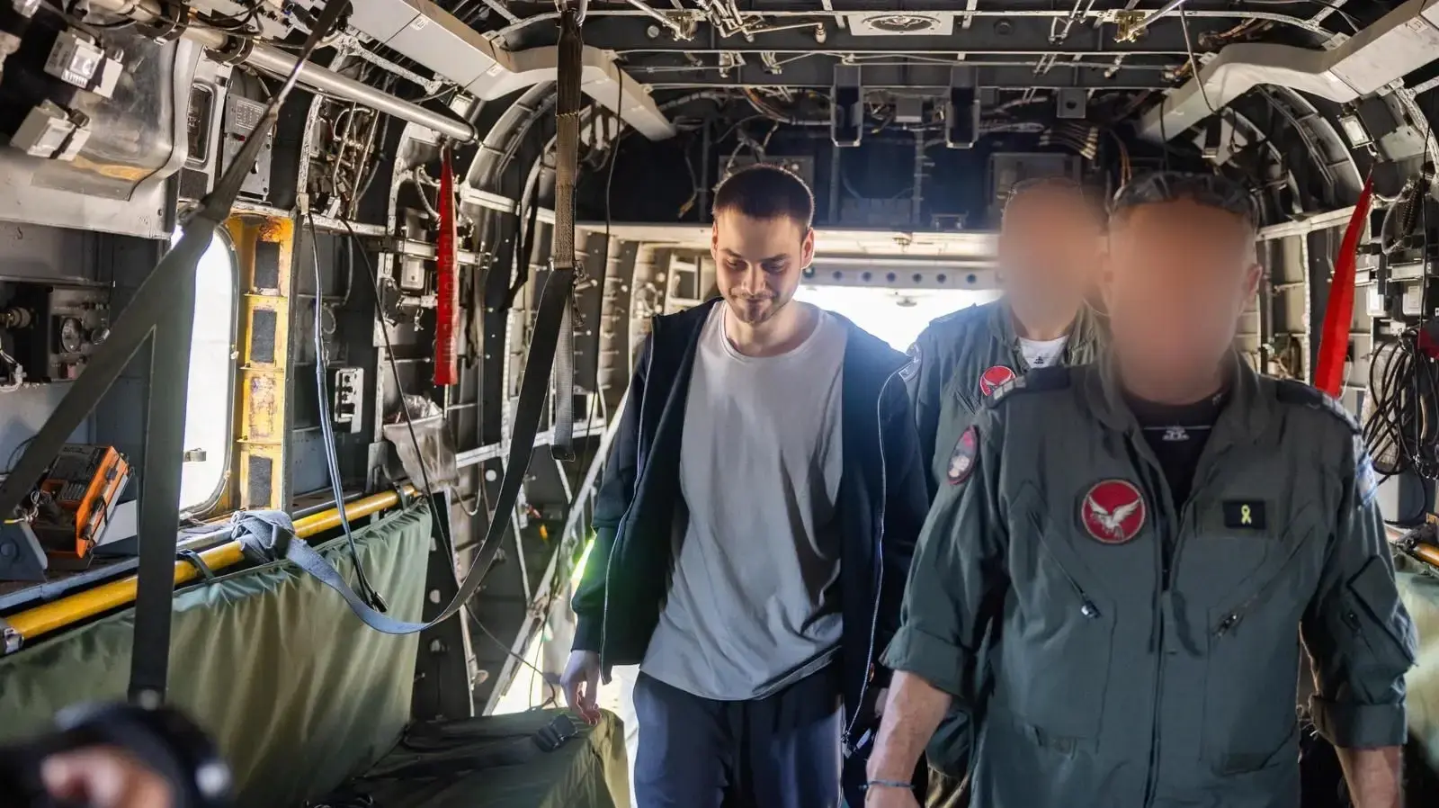 אלון אהל מתאחד עם משפחתו אלון אהל מתאחד עם משפחתו