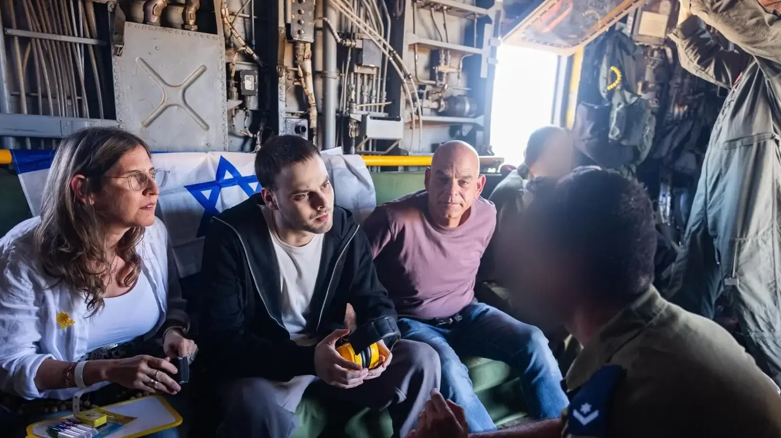 אלון אהל מתאחד עם משפחתו אלון אהל מתאחד עם משפחתו