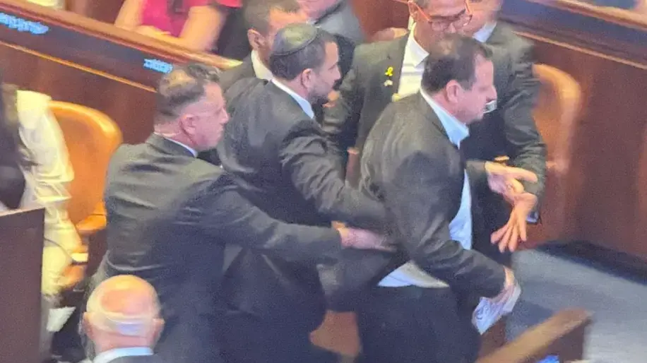 אימאן עודה ועופר כסיף הוצאו ממליאת הכנסת במהלך נאומו של טראמפ אימאן עודה ועופר כסיף הוצאו ממליאת הכנסת במהלך נאומו של טראמפ