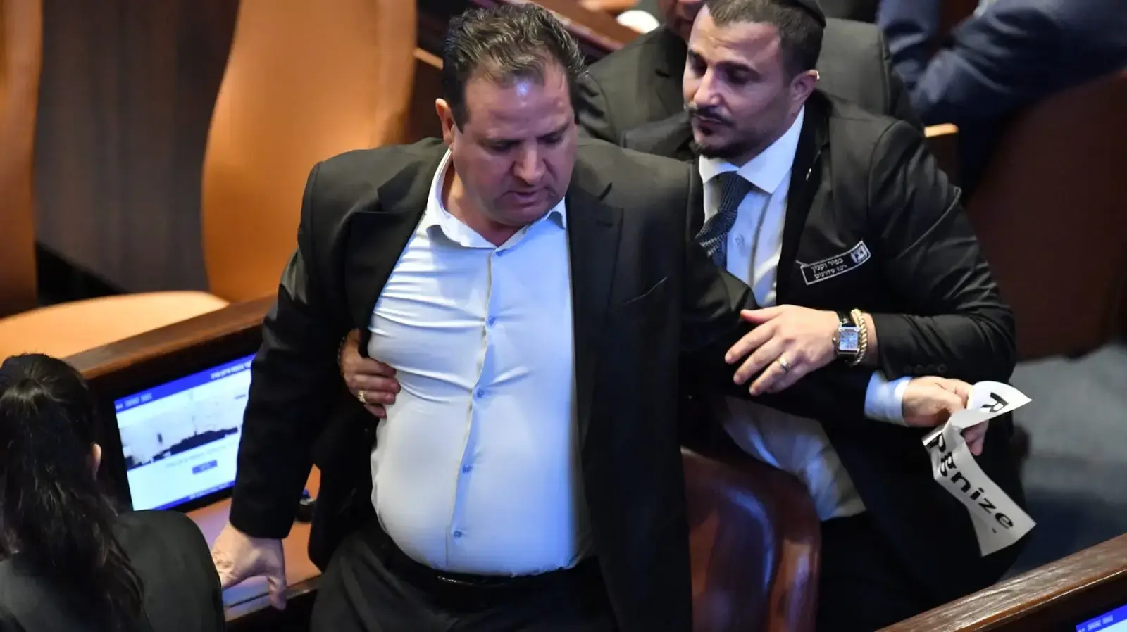 אימאן עודה ועופר כסיף הוצאו ממליאת הכנסת במהלך נאומו של טראמפ אימאן עודה ועופר כסיף הוצאו ממליאת הכנסת במהלך נאומו של טראמפ