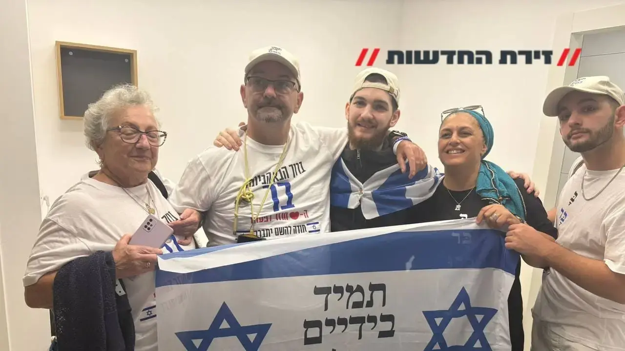 בר קופרשטיין מתאחד עם משפחתו בר קופרשטיין מתאחד עם משפחתו