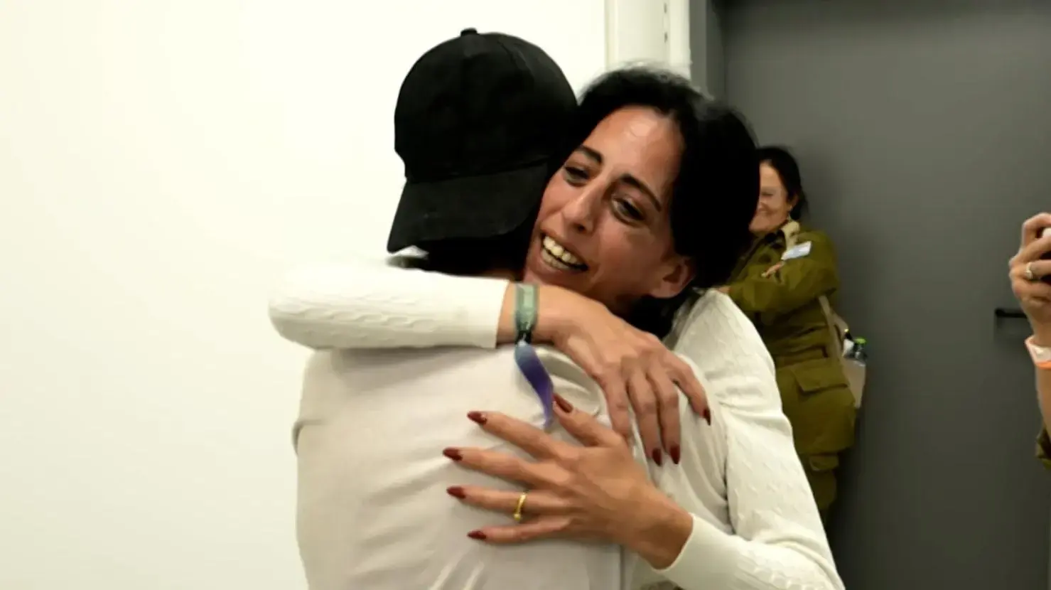 עינב צנגאוקר נפגשת עם בנה מתן עינב צנגאוקר נפגשת עם בנה מתן