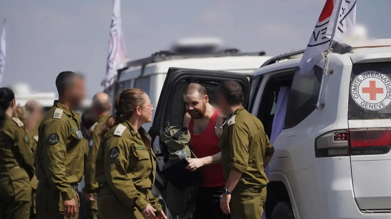איתן הורן ברגע החבירה לנציגי צה"ל איתן הורן ברגע החבירה לנציגי צה"ל