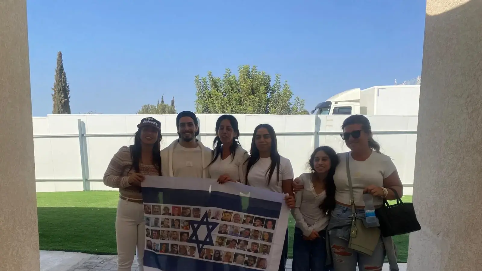 מתן צנגאוקר מתאחד עם משפחתו. 13 באוקטובר 2025 מתן צנגאוקר מתאחד עם משפחתו. 13 באוקטובר 2025
