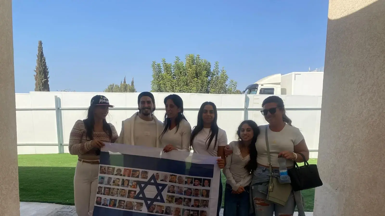 מתן צנגאוקר מתאחד עם משפחתו. 13 באוקטובר 2025 מתן צנגאוקר מתאחד עם משפחתו. 13 באוקטובר 2025