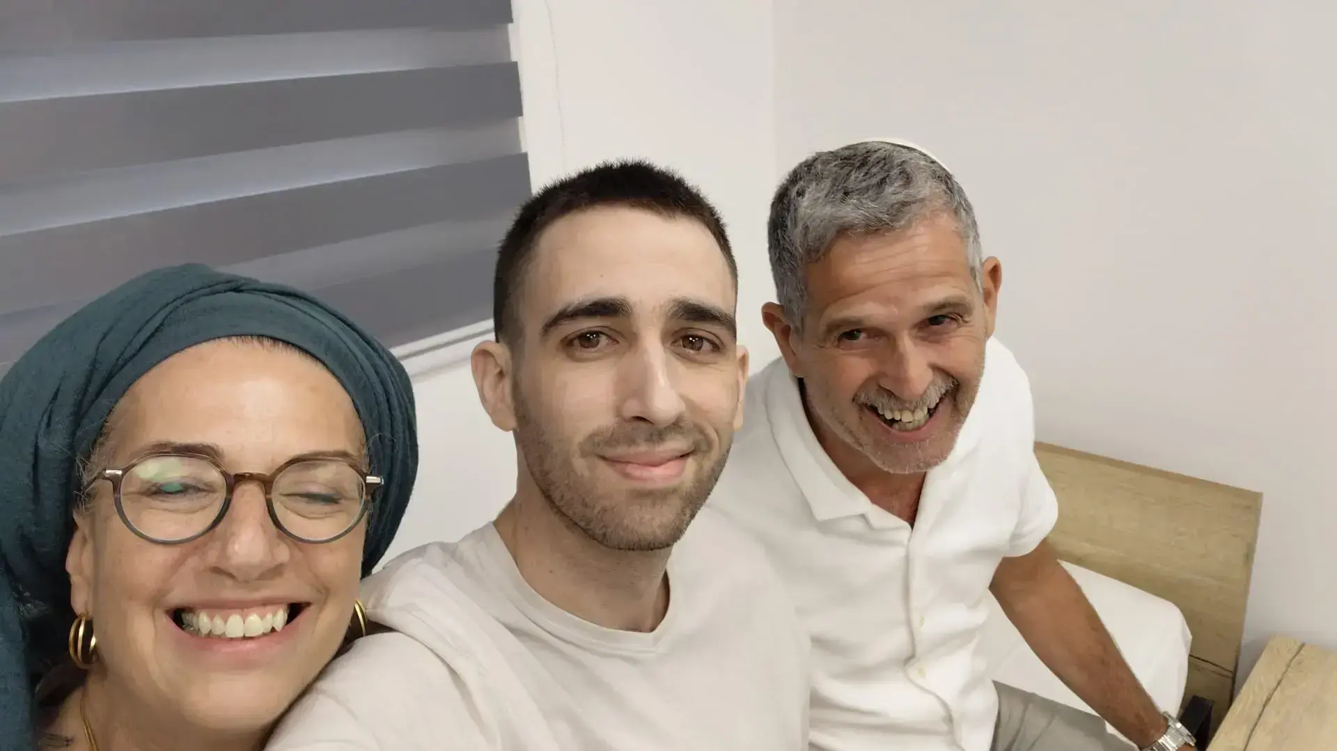 אבינתן אור מתאחד עם משפחתו אבינתן אור מתאחד עם משפחתו