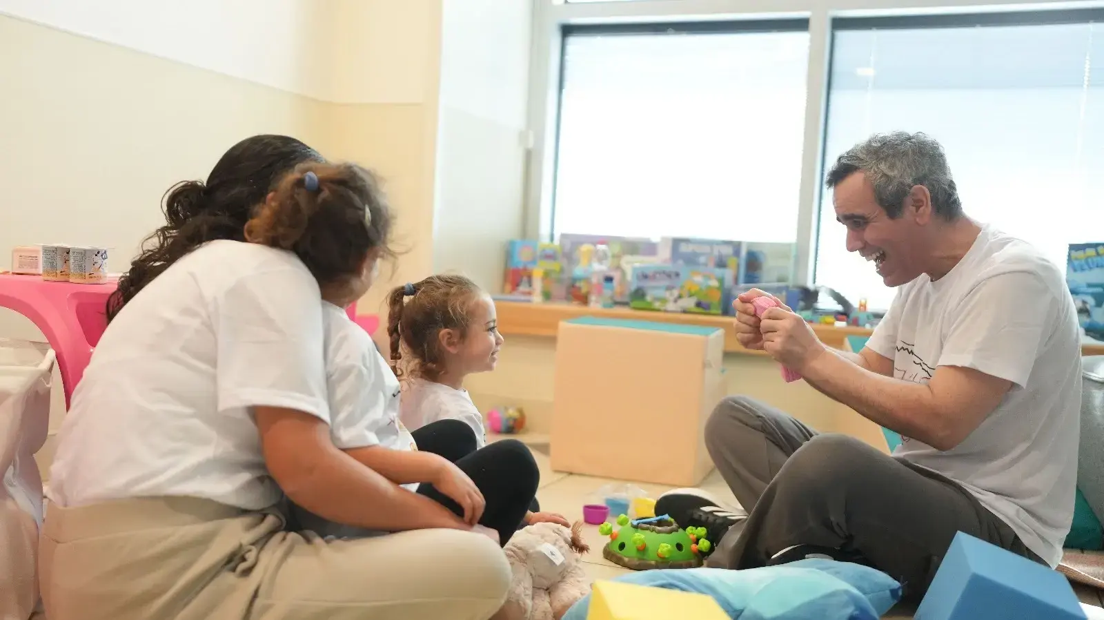 עמרי מירן מתאחד עם בנותיו לאחר שחזר משבי החמאס. 13 באוקטובר 2025 עמרי מירן מתאחד עם בנותיו לאחר שחזר משבי החמאס. 13 באוקטובר 2025