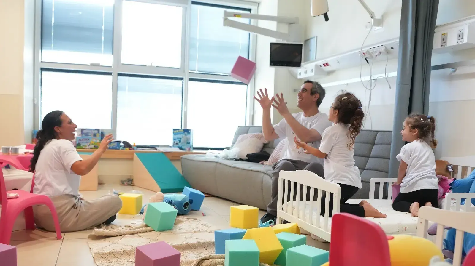 עמרי מירן מתאחד עם בנותיו לאחר שחזר משבי החמאס. 13 באוקטובר 2025 עמרי מירן מתאחד עם בנותיו לאחר שחזר משבי החמאס. 13 באוקטובר 2025