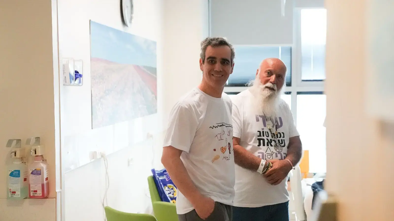 עמרי מירן מתאחד עם בנותיו לאחר שחזר משבי החמאס. 13 באוקטובר 2025 עמרי מירן מתאחד עם בנותיו לאחר שחזר משבי החמאס. 13 באוקטובר 2025