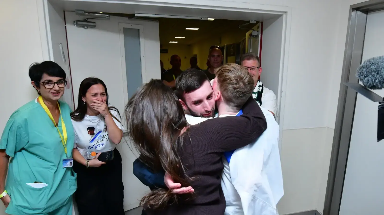 מתן אנגרסט בבית החולים איכולוב לאחר חזרתו משבי החמאס. 13 באוקטובר 2025 מתן אנגרסט בבית החולים איכולוב לאחר חזרתו משבי החמאס. 13 באוקטובר 2025