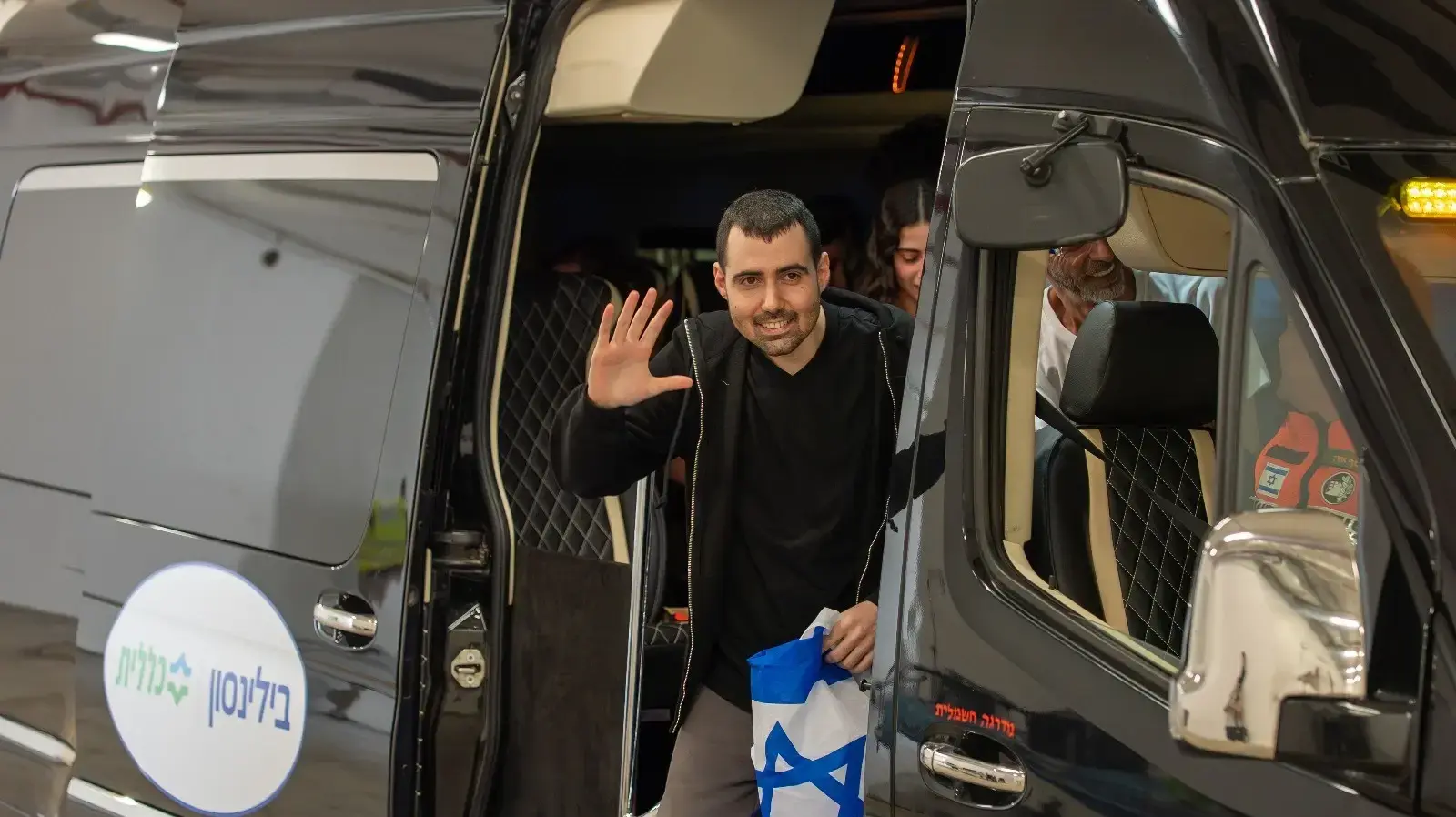 גיא גלבוע דלאל מביה"ח בילינסון לאחר שחזרת משבי החמאס. 13 באוקטובר 2025 גיא גלבוע דלאל מביה"ח בילינסון לאחר שחזרת משבי החמאס. 13 באוקטובר 2025