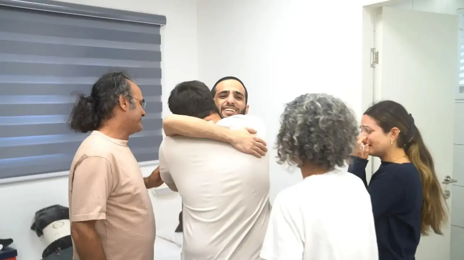 נמרוד כהן מהמפגש המרגש עם משפחתו בנקודת הקליטה הראשונית. 13 באוקטובר 2025 נמרוד כהן מהמפגש המרגש עם משפחתו בנקודת הקליטה הראשונית. 13 באוקטובר 2025