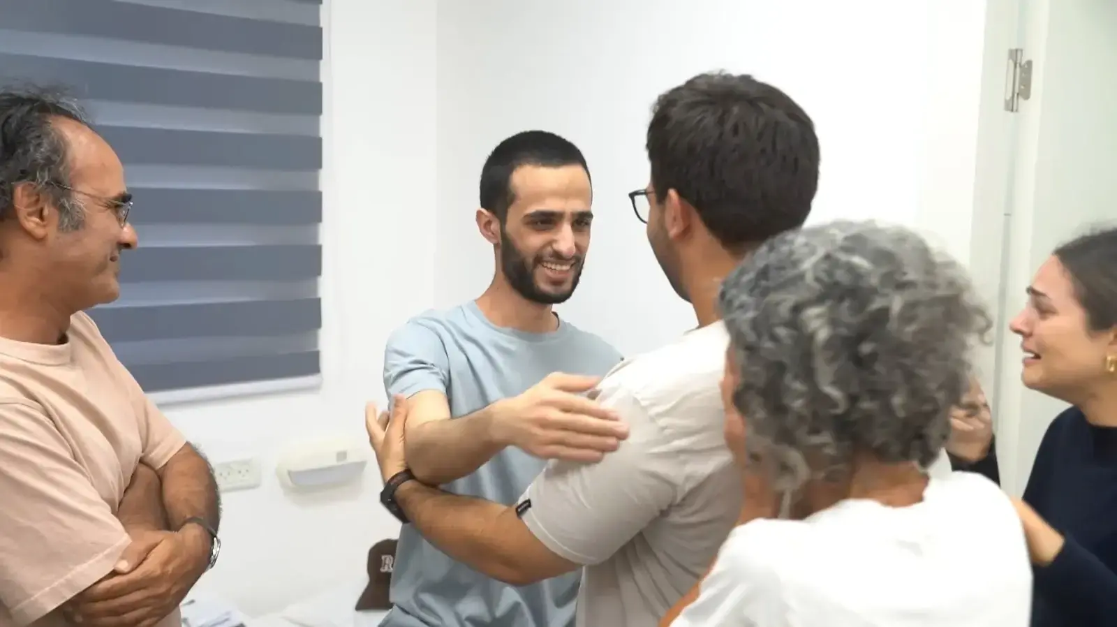 נמרוד כהן מהמפגש המרגש עם משפחתו בנקודת הקליטה הראשונית. 13 באוקטובר 2025 נמרוד כהן מהמפגש המרגש עם משפחתו בנקודת הקליטה הראשונית. 13 באוקטובר 2025