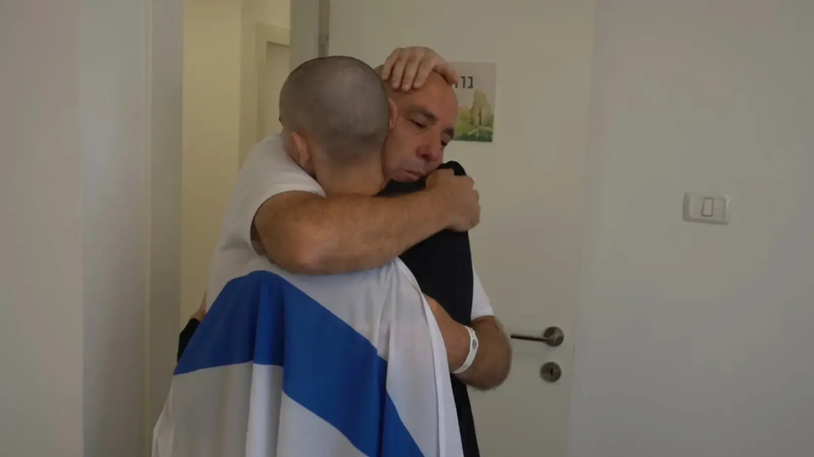 רום ברסלבסקי עם משפחתו בנקודת הקליטה הראשונית. 13 באוקטובר 2025 רום ברסלבסקי עם משפחתו בנקודת הקליטה הראשונית. 13 באוקטובר 2025