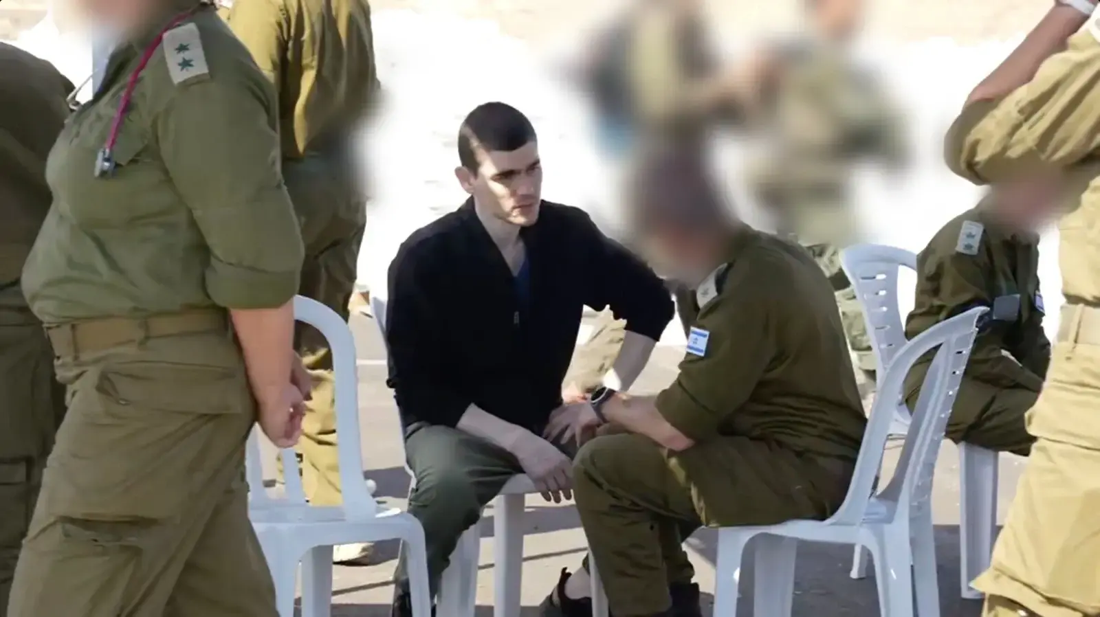 מקסים הרקין עם נציגי צה"ל ותמונות במפגש המרגש עם בני משפחתו בנקודת הקליטה הראשונית. 13 באוקטובר 2025 מקסים הרקין עם נציגי צה"ל ותמונות במפגש המרגש עם בני משפחתו בנקודת הקליטה הראשונית. 13 באוקטובר 2025