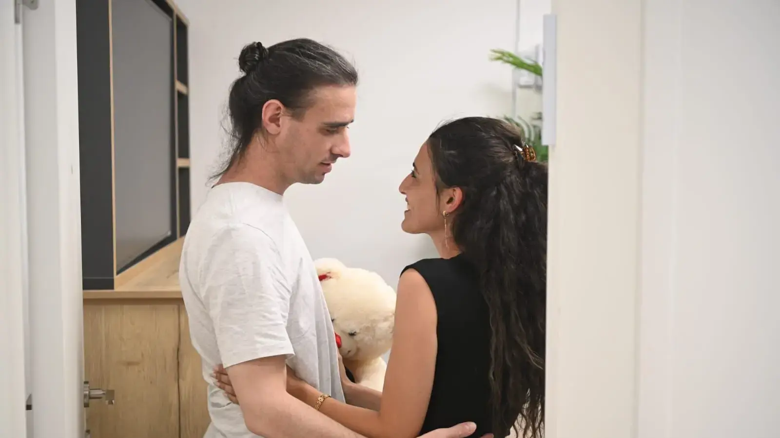 שורדת השבי ארבל יהוד, בת זוגו של שורד השבי אריאל קוניו ביקשה למסור: 
