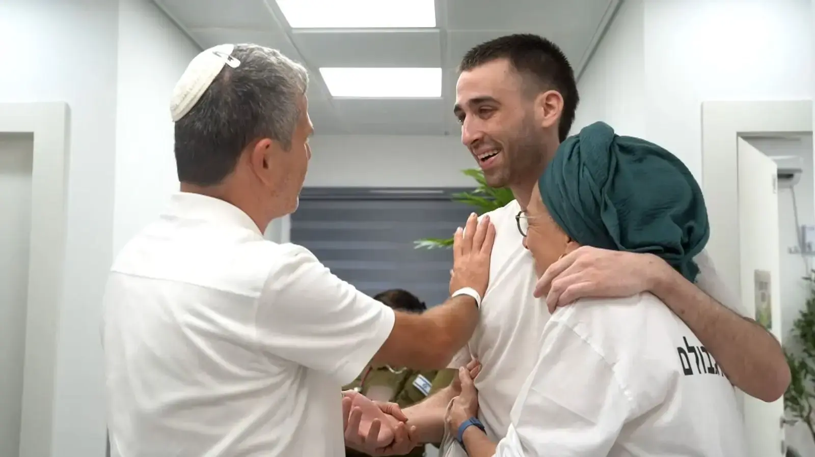 אבינתן אור נפגש עם משפחתו. 13 באוקטובר 2025 אבינתן אור נפגש עם משפחתו. 13 באוקטובר 2025