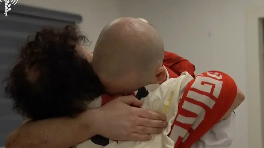 איתן הורן ברגע החבירה לנציגי צה"ל ובמפגש המרגש עם משפחתו, בנקודת הקליטה הראשונית איתן הורן ברגע החבירה לנציגי צה"ל ובמפגש המרגש עם משפחתו, בנקודת הקליטה הראשונית