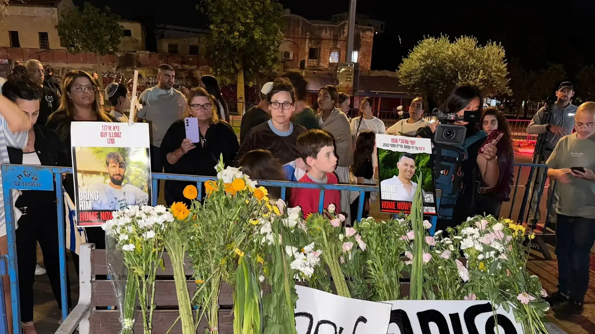 עשרות אזרחים התאספו מחוץ למכון לרפואה משפטית בעת הגעת ארונות החטופים חללים, 13 באוקטובר 2025 עשרות אזרחים התאספו מחוץ למכון לרפואה משפטית בעת הגעת ארונות החטופים חללים, 13 באוקטובר 2025