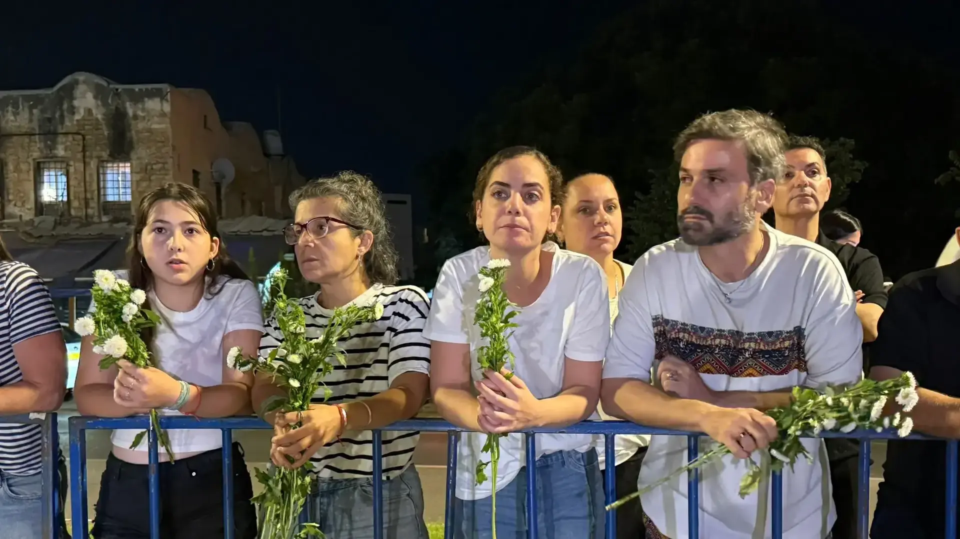 עשרות אזרחים התאספו מחוץ למכון לרפואה משפטית בעת הגעת ארונות החטופים חללים, 13 באוקטובר 2025 עשרות אזרחים התאספו מחוץ למכון לרפואה משפטית בעת הגעת ארונות החטופים חללים, 13 באוקטובר 2025