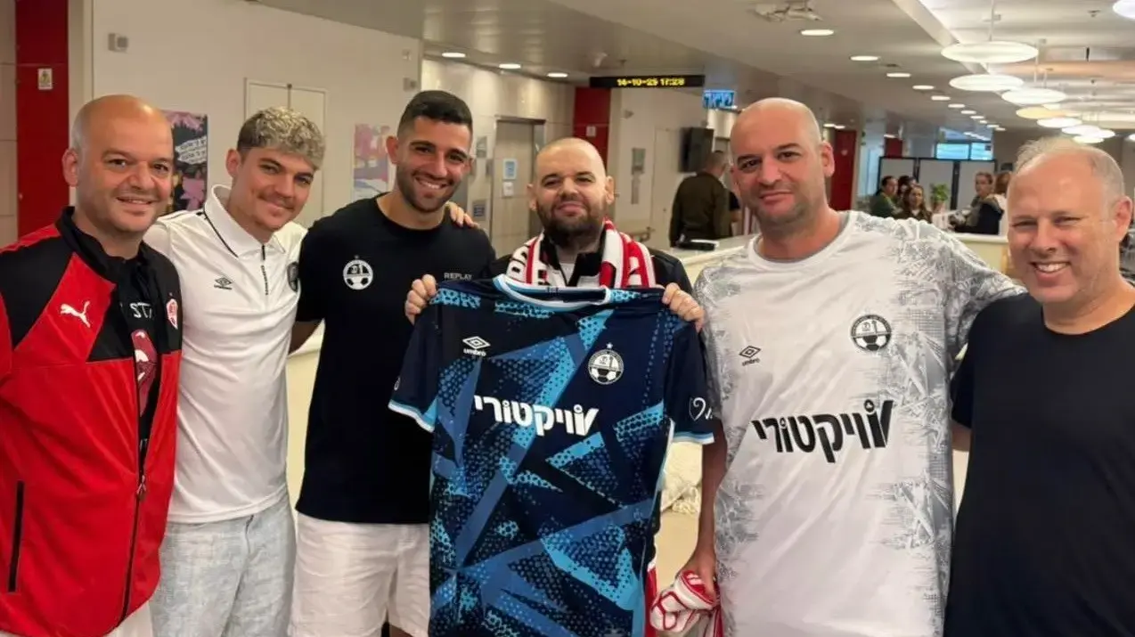 שחקני הפועל באר שבע מעניקים חולצה לשורד השבי איתן הורן שחקני הפועל באר שבע מעניקים חולצה לשורד השבי איתן הורן