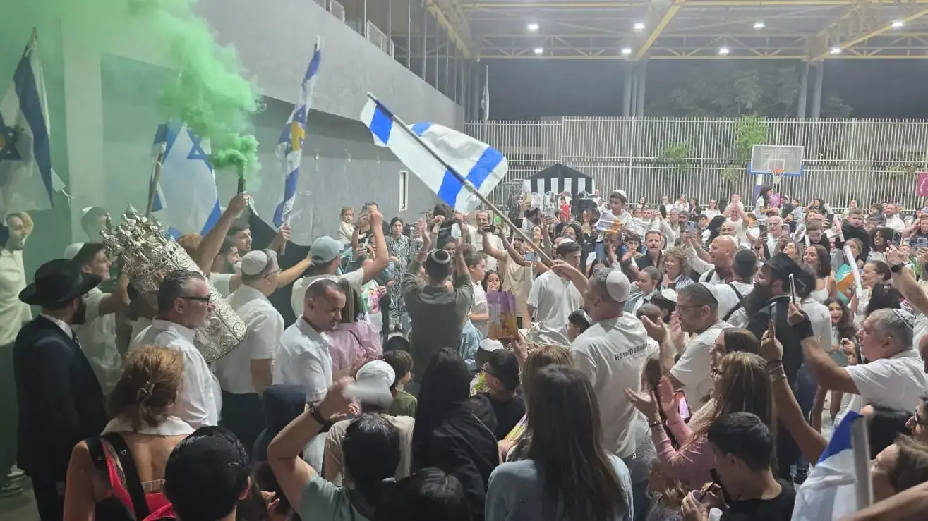 חברים של מתן אנגרסט בהקפות השניות בקריית ביאליק