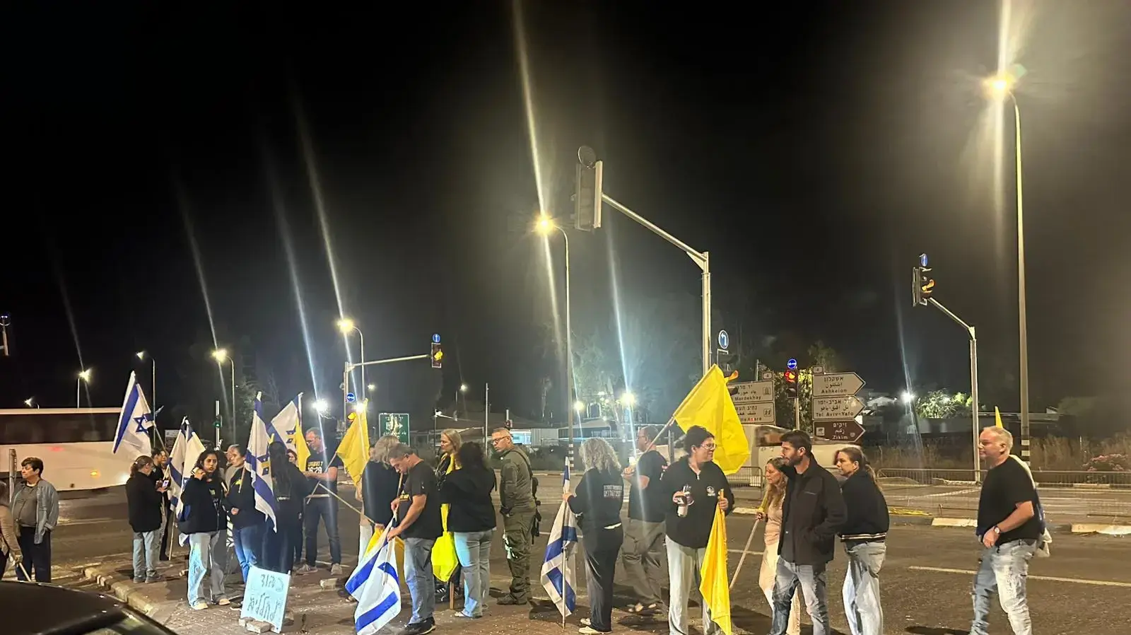 תושבי המועצה האזורית אשכול עומדים בצומת לקראת הגעת החטופים-החללים, 15 באוקטובר 2025 תושבי המועצה האזורית אשכול עומדים בצומת לקראת הגעת החטופים-החללים, 15 באוקטובר 2025