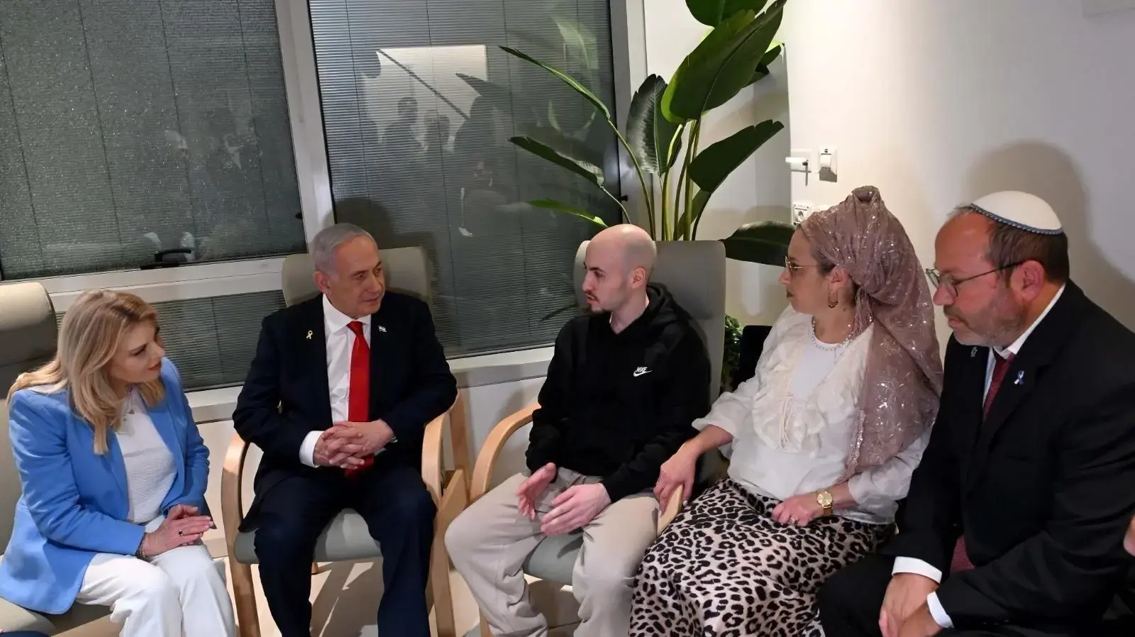 נתניהו נפגש עם החטוף איתן מור
נתניהו נפגש עם החטוף איתן מור