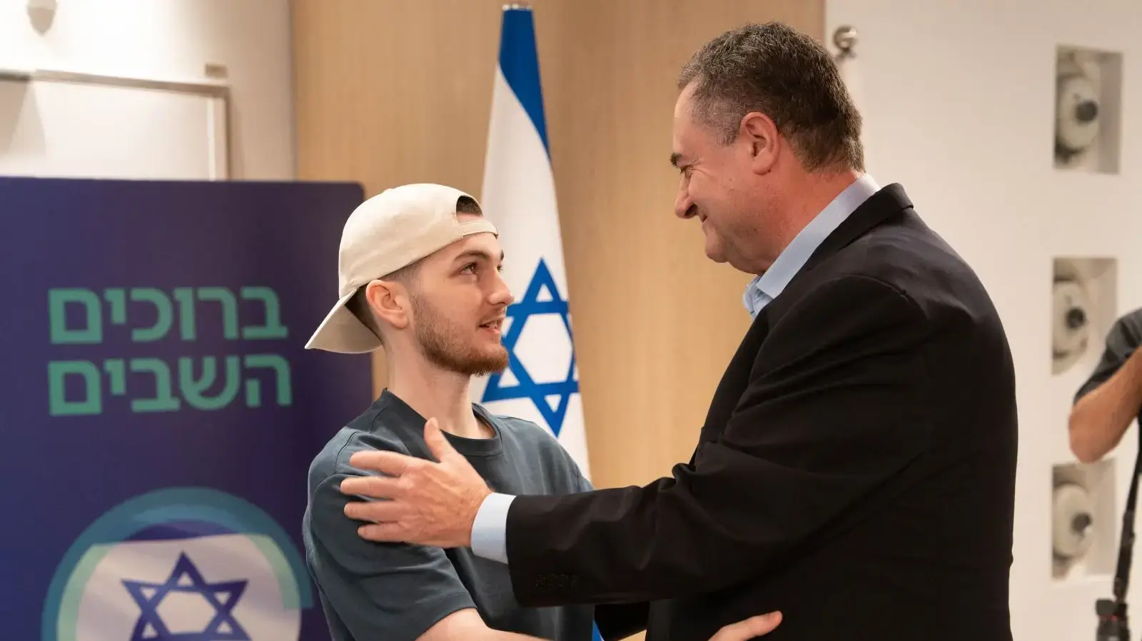 שורד השבי בר קופרשטיין במפגש עם שר הביטחון ישראל כ"ץ שורד השבי בר קופרשטיין במפגש עם שר הביטחון ישראל כ"ץ