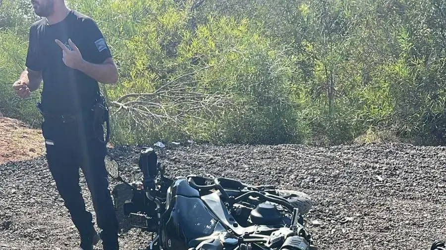 האופנוע של החשוד בירי במבוא מודיעים האופנוע של החשוד בירי במבוא מודיעים