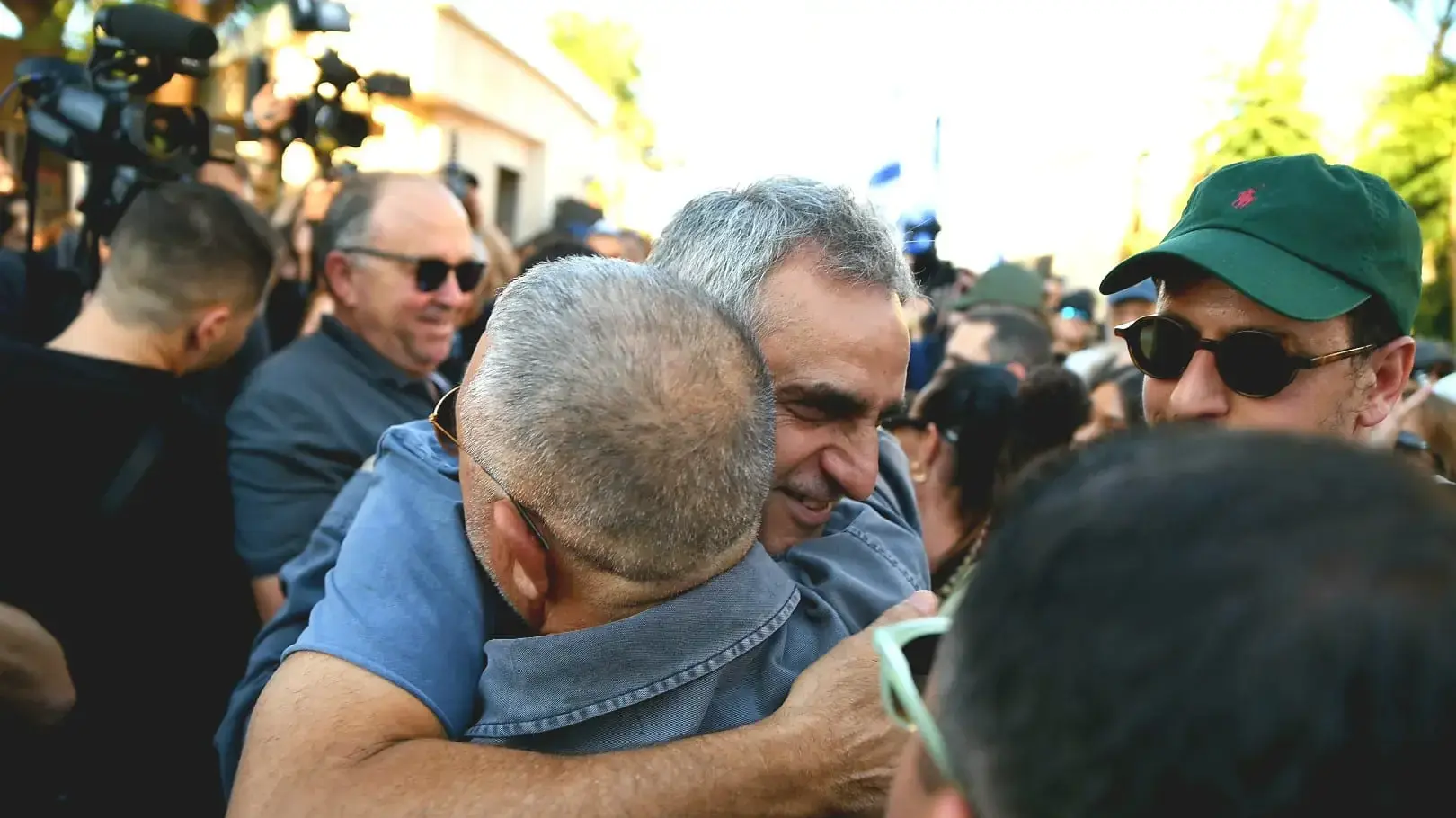 מישל אילוז, אביו של גיא עם דני אלגרט, מסע הלוויה של גיא אילוז, 15 באוקטובר 2025 מישל אילוז, אביו של גיא עם דני אלגרט, מסע הלוויה של גיא אילוז, 15 באוקטובר 2025