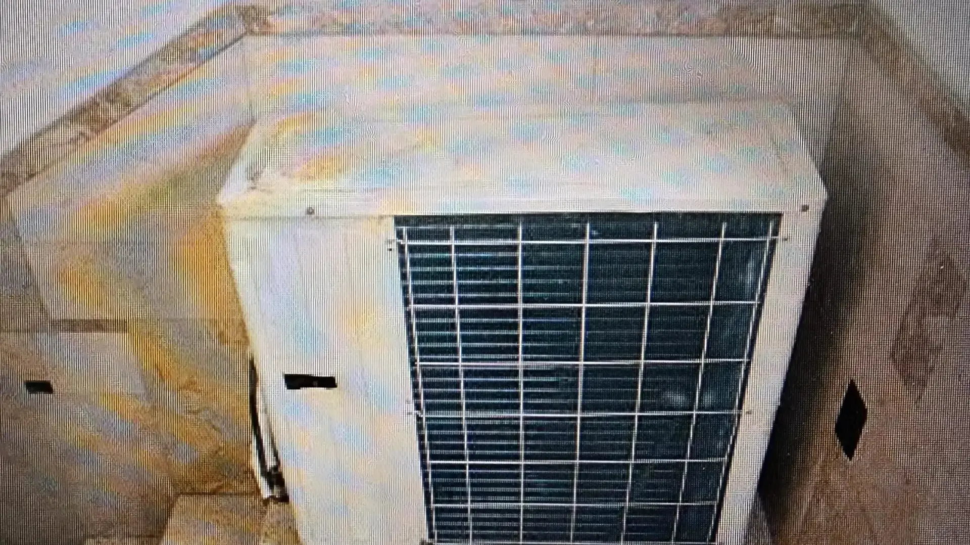 דירה שנפגעה מטיל הפכה יעד לביזה דירה שנפגעה מטיל הפכה יעד לביזה