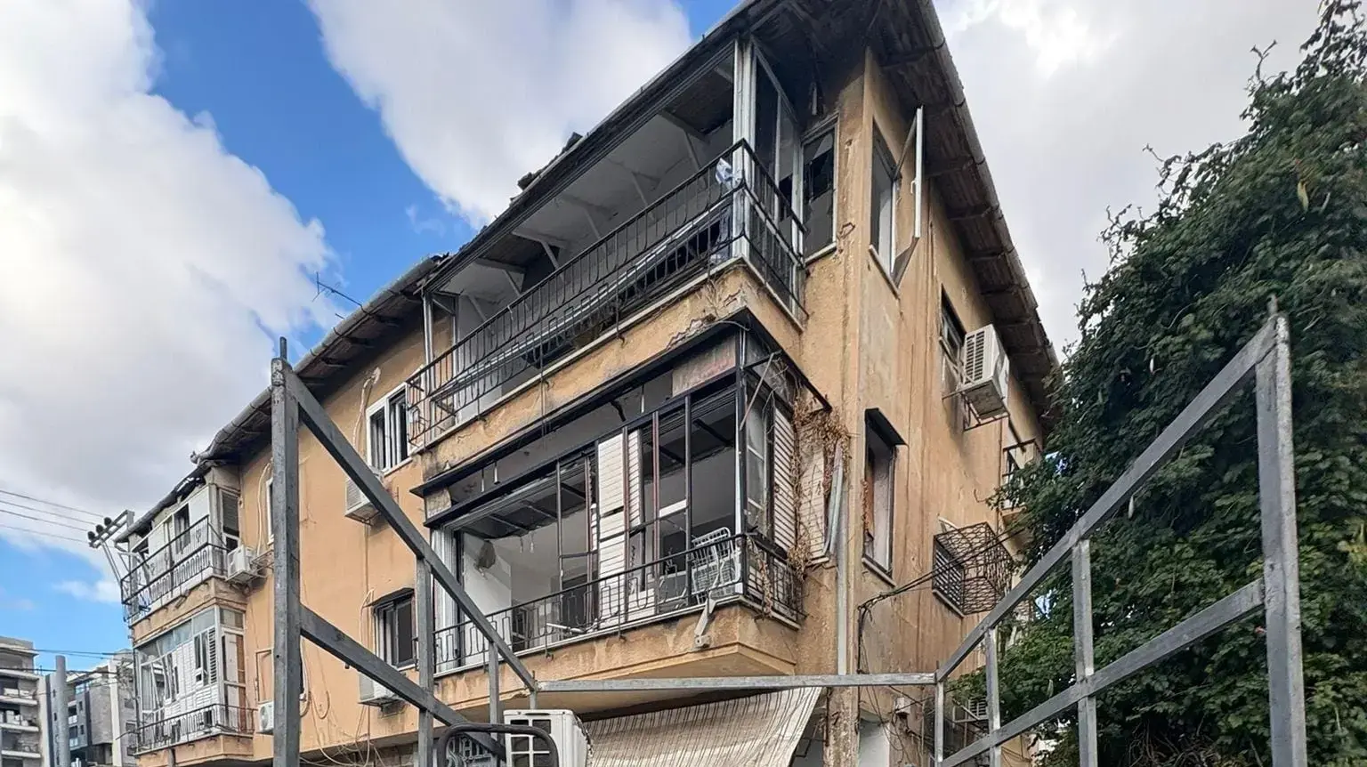 דירה שנפגעה מטיל הפכה יעד לביזה דירה שנפגעה מטיל הפכה יעד לביזה