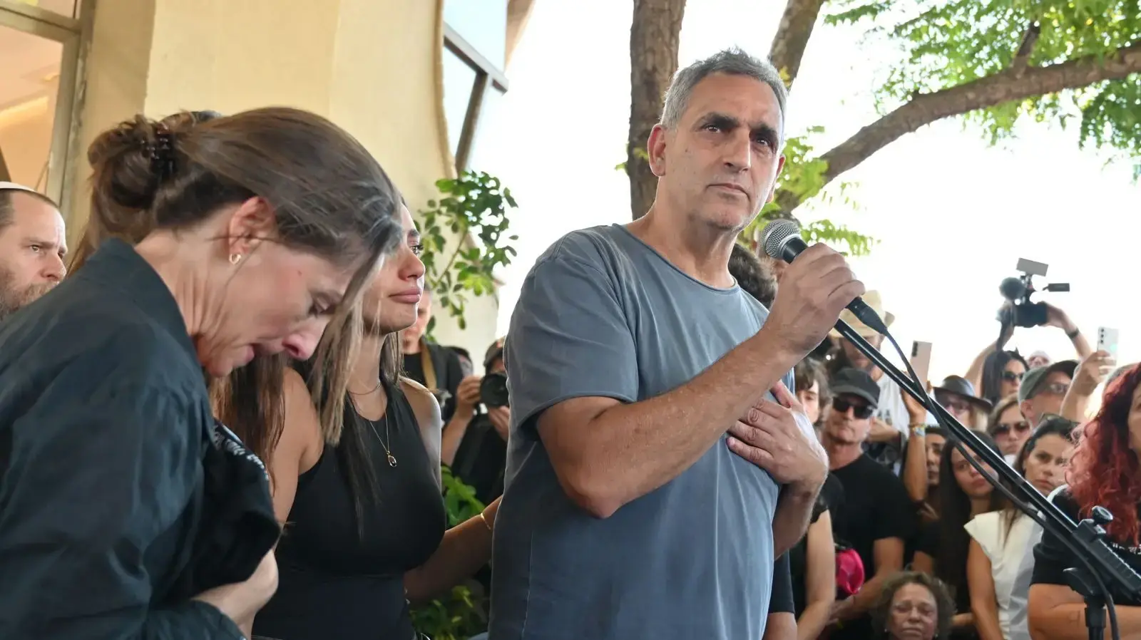 מישל אילוז, אביו של גיא, מסע הלוויה של גיא אילוז, 15 באוקטובר 2025 מישל אילוז, אביו של גיא, מסע הלוויה של גיא אילוז, 15 באוקטובר 2025