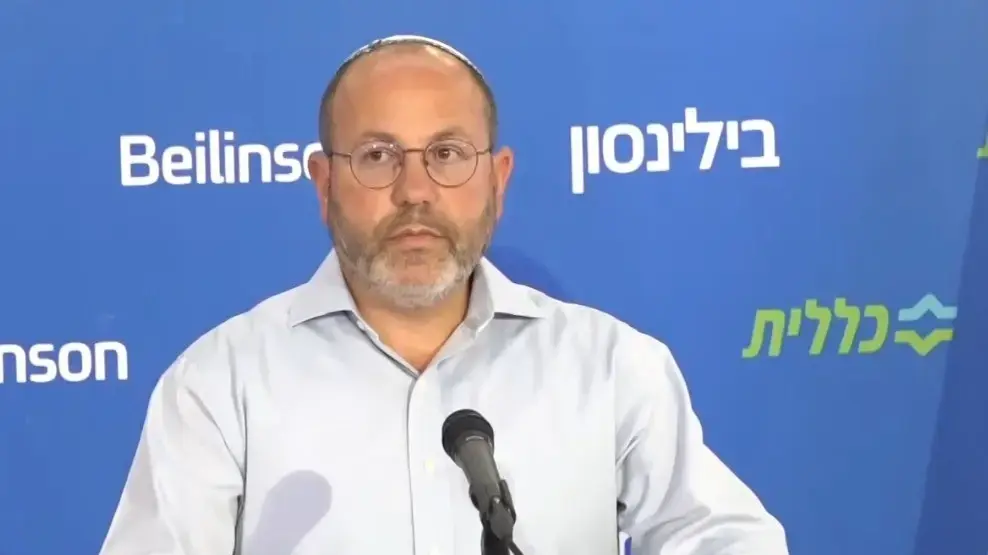 צביקה מור, אביו של איתן מור בהצהרה, בי"ח בילינסון, 15 באוקטובר 2025 צביקה מור, אביו של איתן מור בהצהרה, בי"ח בילינסון, 15 באוקטובר 2025
