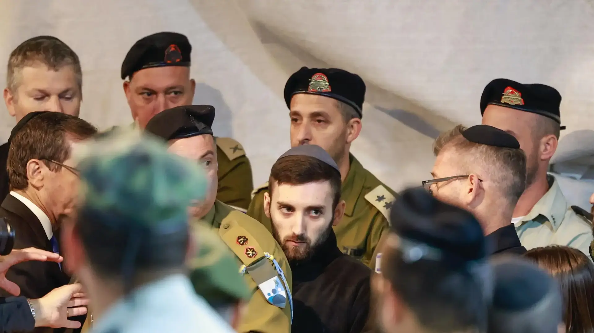 מתן אנגרסט בהלווית דניאל פרץ, הר הרצל, 15 באוקטובר 2025 מתן אנגרסט בהלווית דניאל פרץ, הר הרצל, 15 באוקטובר 2025