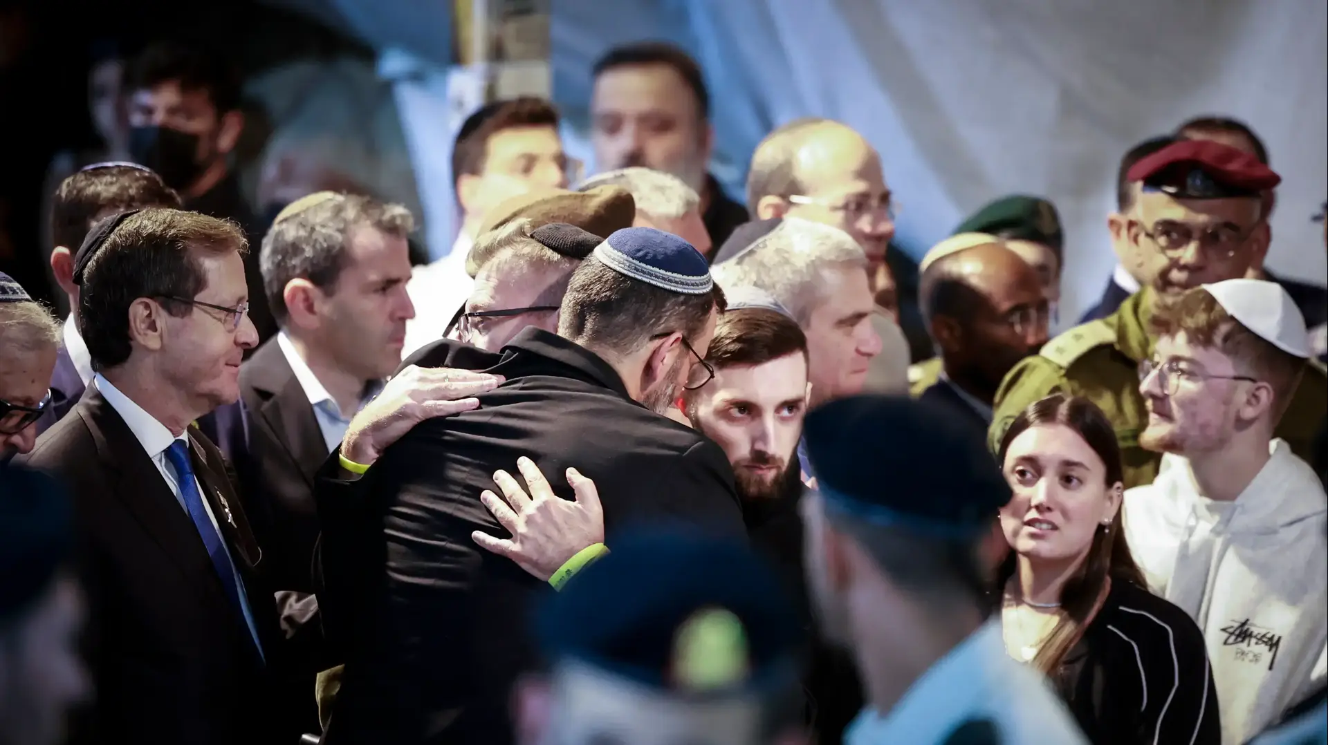 מתן אנגרסט בהלווית דניאל פרץ, הר הרצל, 15 באוקטובר 2025 מתן אנגרסט בהלווית דניאל פרץ, הר הרצל, 15 באוקטובר 2025