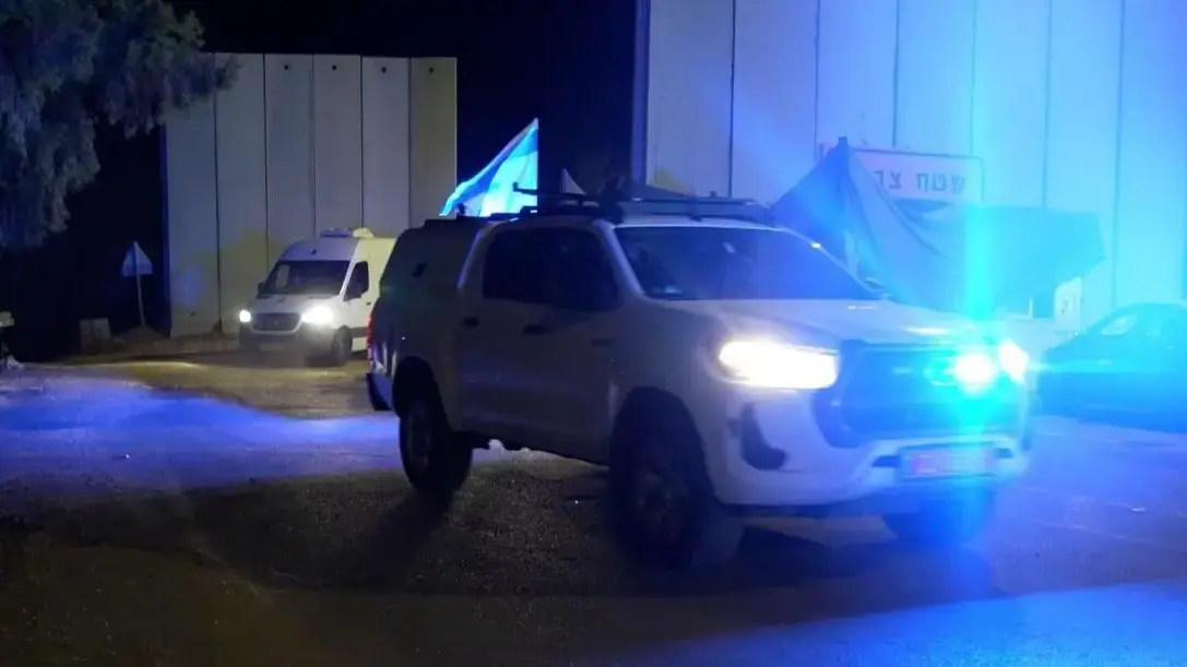 2 ארונות של חטופים חללים מלווים על ידי משטרת ישראל, הגיעו למכון הלאומי לרפואה משפטית באבו כביר 2 ארונות של חטופים חללים מלווים על ידי משטרת ישראל, הגיעו למכון הלאומי לרפואה משפטית באבו כביר
