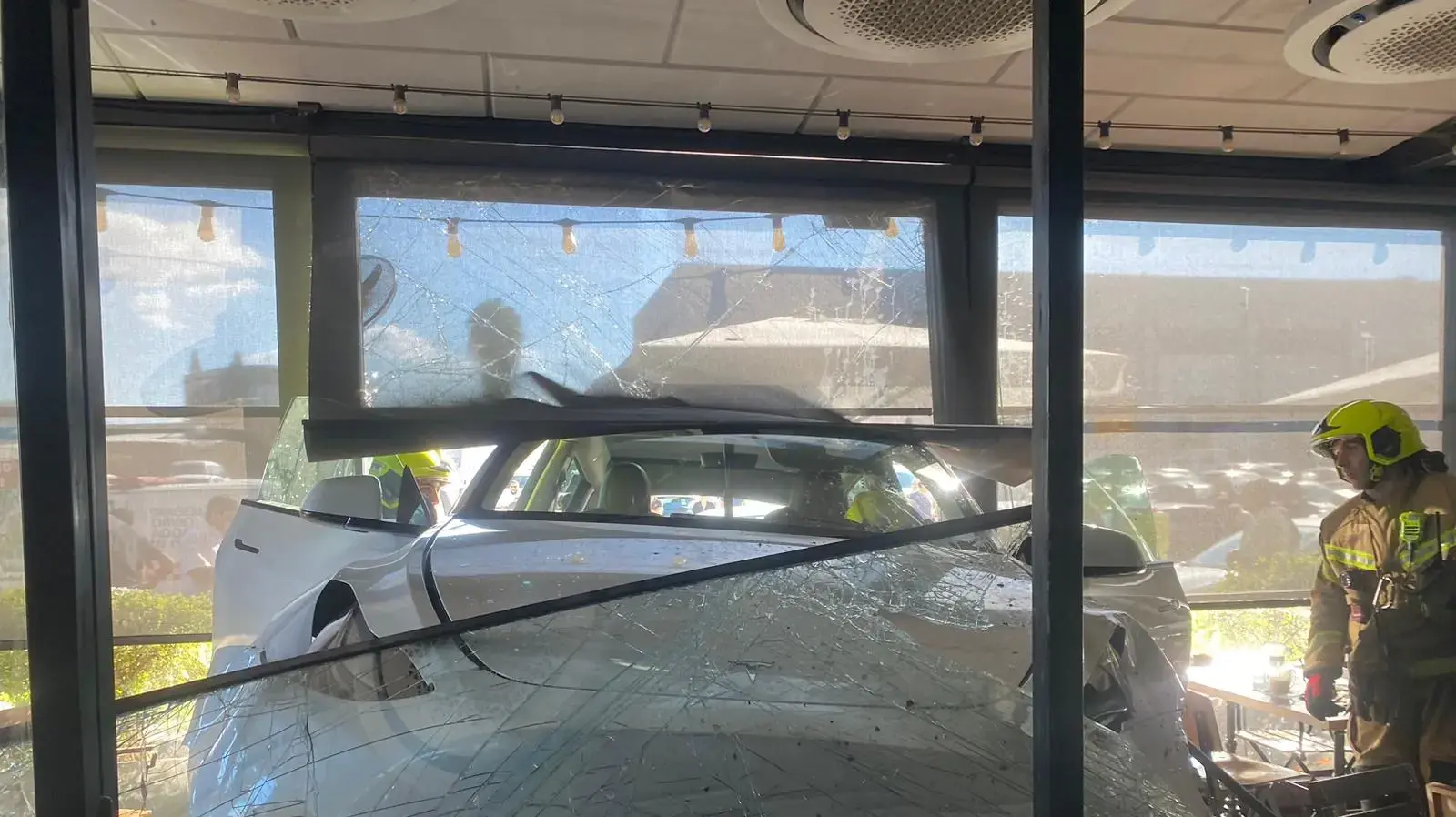 רכב פגע בבית קפה בכפר סבא. 16 באוקטובר 2025 רכב פגע בבית קפה בכפר סבא. 16 באוקטובר 2025