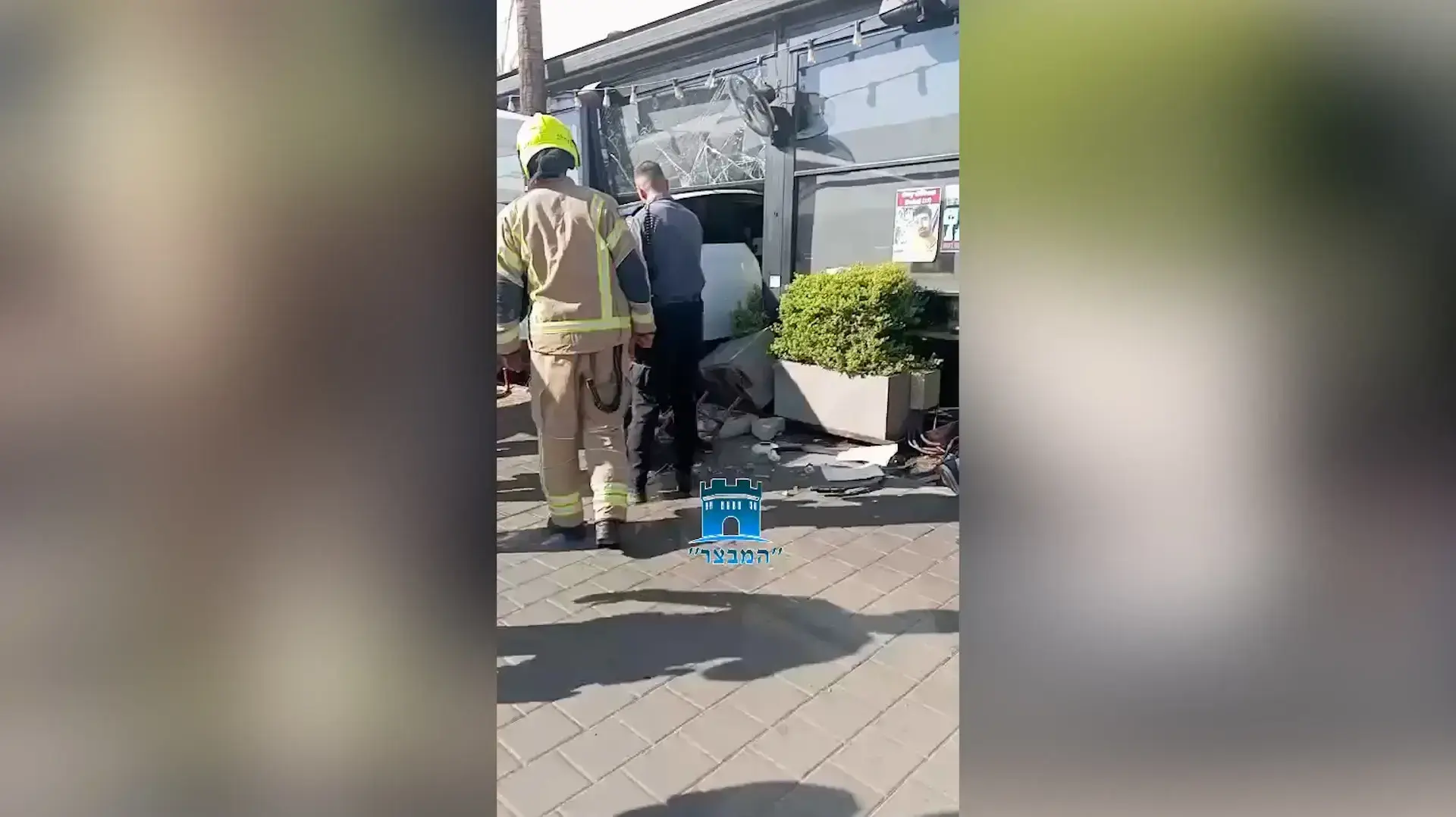 רכב פגע בבית קפה בכפר סבא
