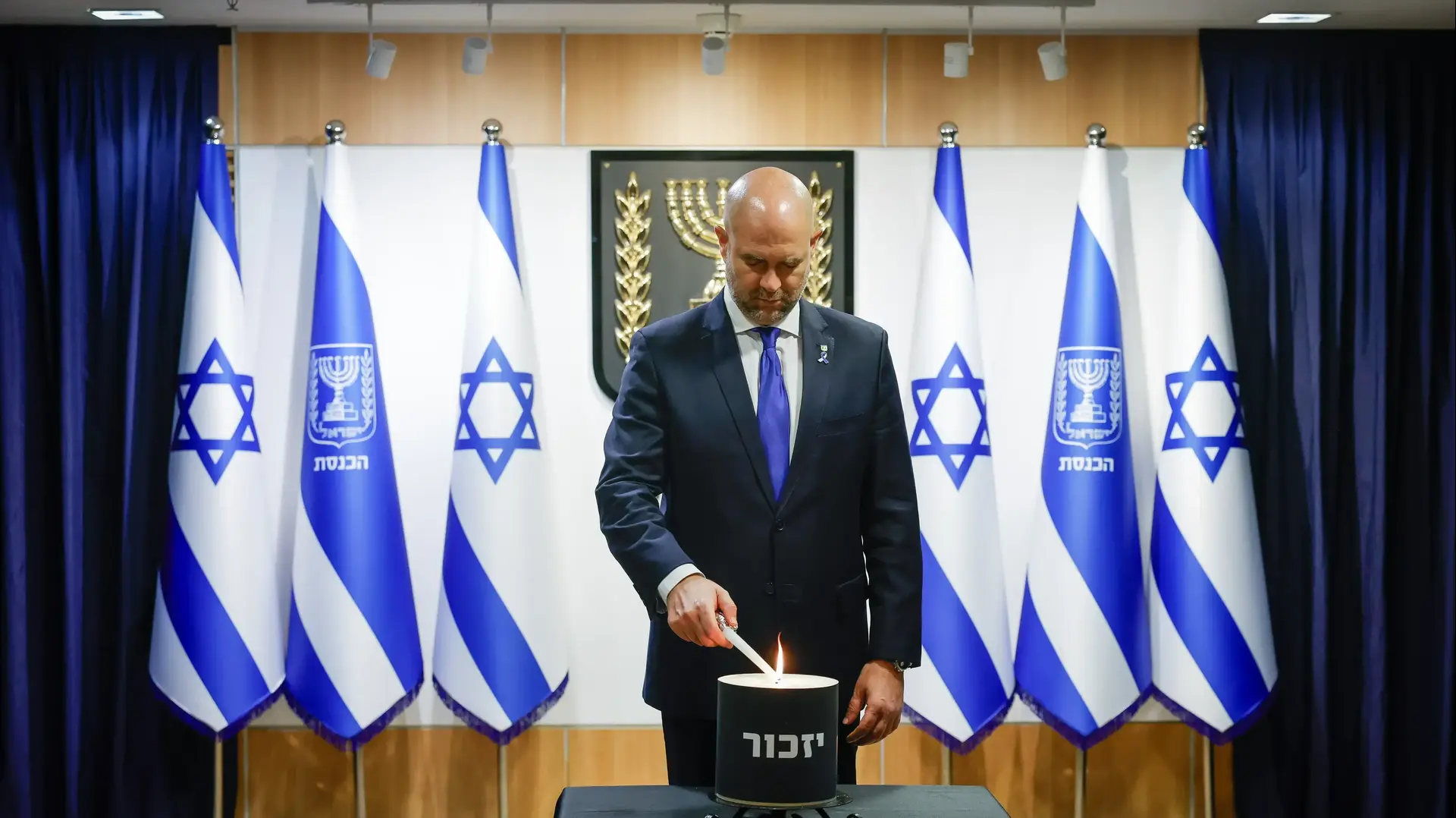 יושב-ראש הכנסת אמיר אוחנה מדליק נר זיכרון לזכרם של החללים והנרצחים ב-7 באוקטובר בכניסת חברי הכנסת למשכן

16 באוקטובר 2025