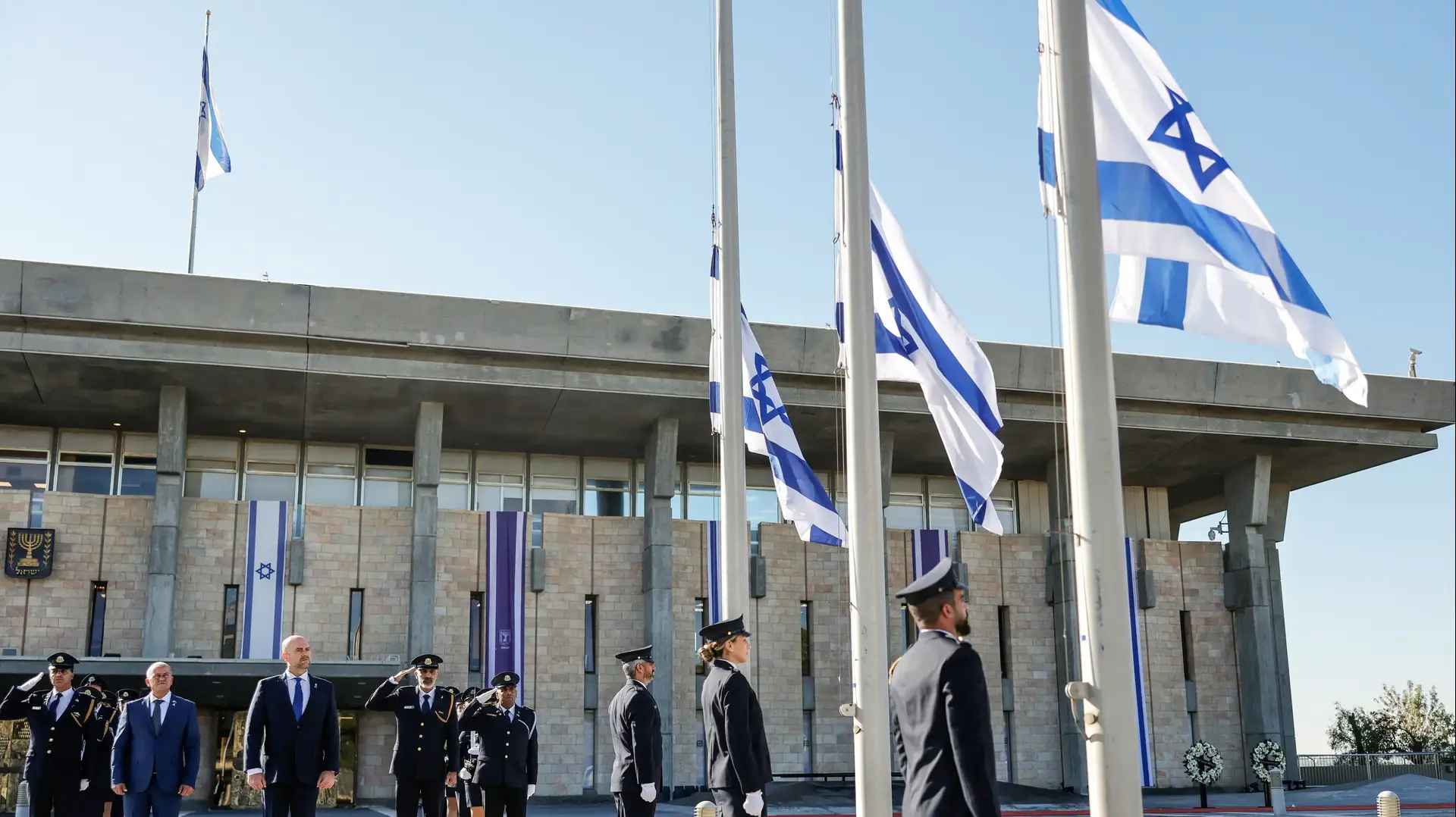הורדת דגלי הלאום לחצי התורן ברחבת הכנסת, במעמד יו"ר הכנסת, מנכ"ל הכנסת משה (צ'יקו) אדרי, קצין הכנסת, ניצב יובל חן ובליווי משמר הכבוד של לוחמי משמר הכנסת
16 באוקטובר 2025 הורדת דגלי הלאום לחצי התורן ברחבת הכנסת, במעמד יו"ר הכנסת, מנכ"ל הכנסת משה (צ'יקו) אדרי, קצין הכנסת, ניצב יובל חן ובליווי משמר הכבוד של לוחמי משמר הכנסת
16 באוקטובר 2025